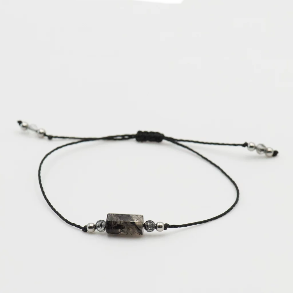 bransoletka z kolekcji one gem z kwarcem z rytulem na czarnym sznurku