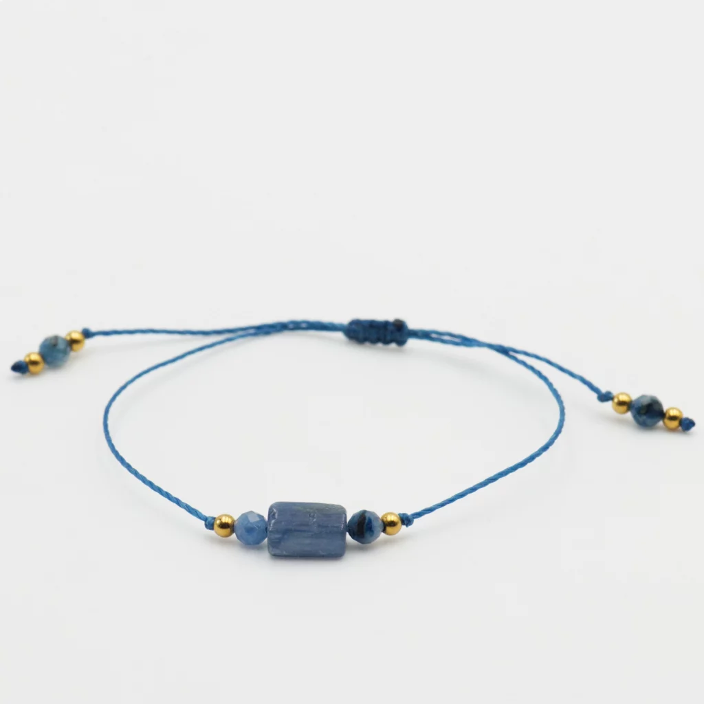 bransoletka z kolekcji one gem z kianitem na błękitnym sznurku
