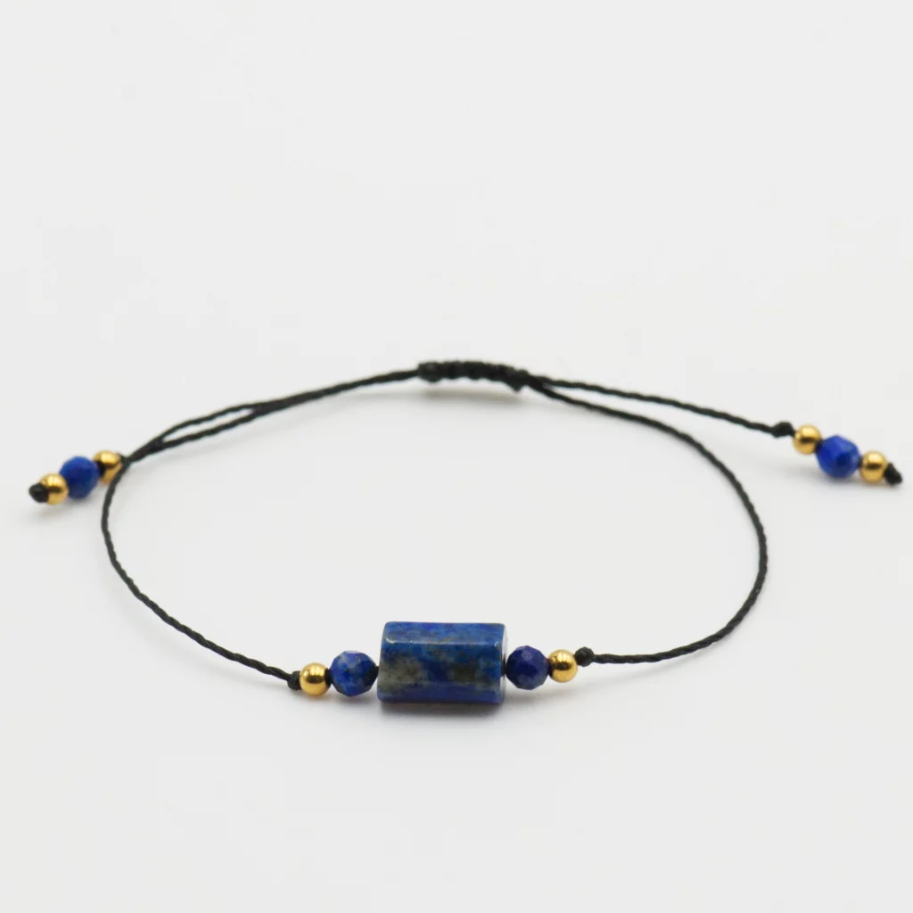 bransoletka z kolekcji one gem z lapisem lazuli na czarnym sznurku