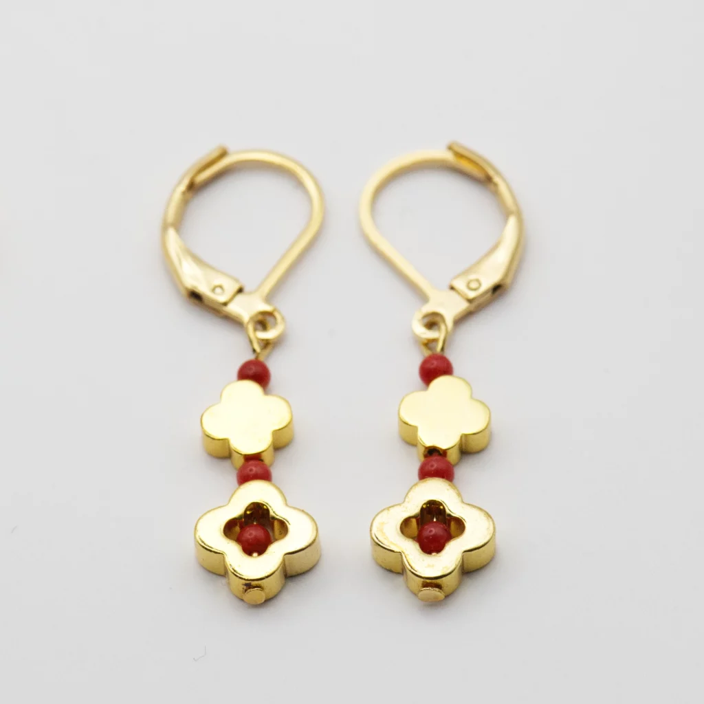 kolczyki z hematytem w kształcie marokańskiej koniczyny z koralem