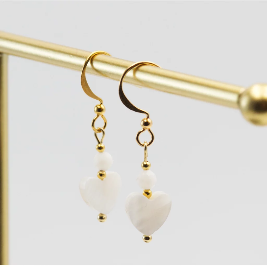 kolczyki z muszli i z kamieniem księżycowym