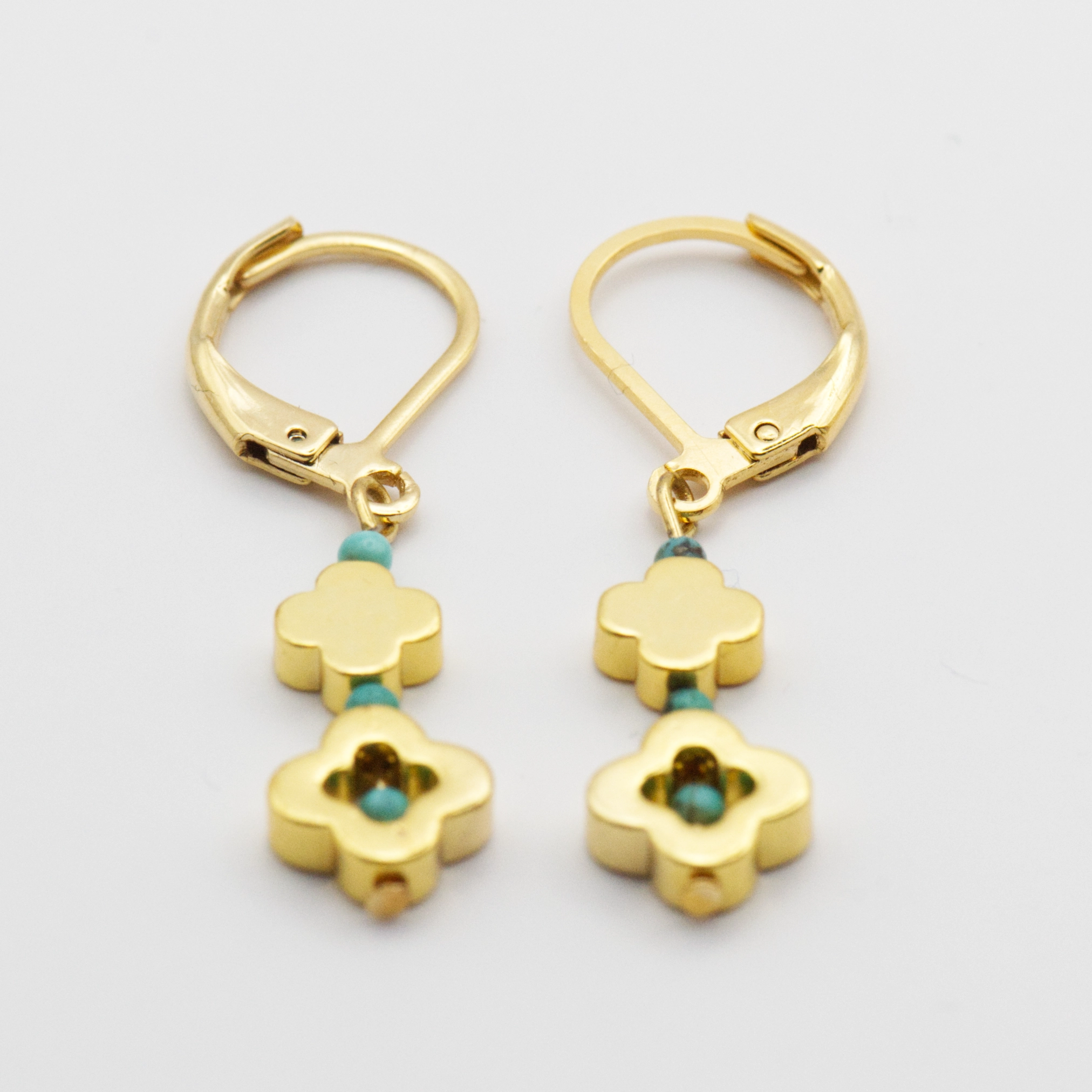 Moroccan - Kolczyki z Hematytem i Turkusem 1 kolczyki z hematytem w kształcie marokańskiej koniczyny z magnezytem turkusowym