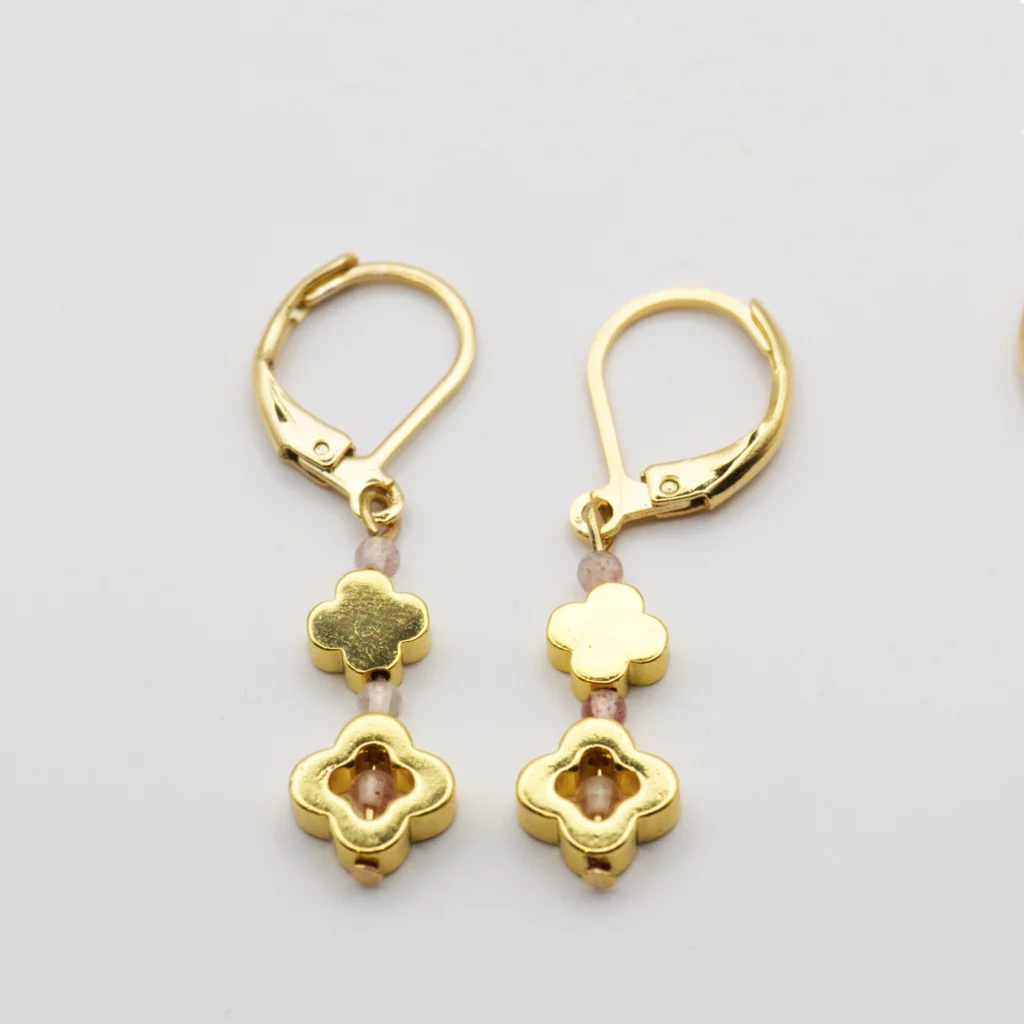 kolczyki z hematytem w kształcie marokańskiej koniczyny z kwarcem truskawkowym