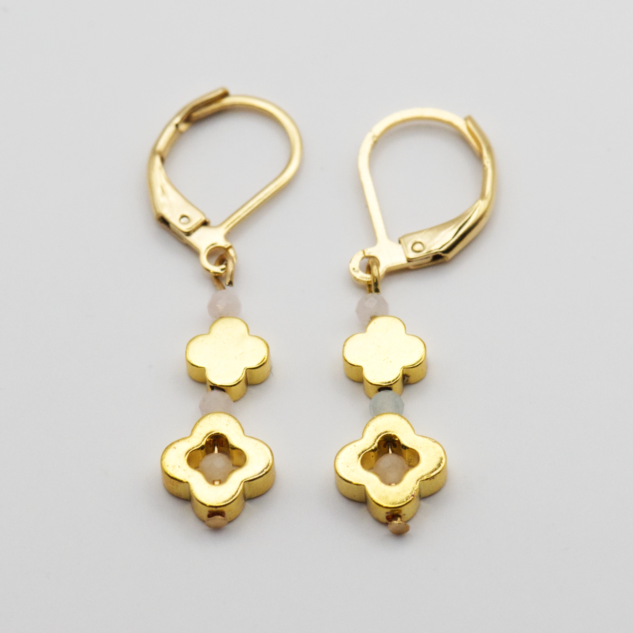 Moroccan - Kolczyki z Hematytem i Morganitem 1 kolczyki z hematytem w kształcie koniczyny marokańskiej