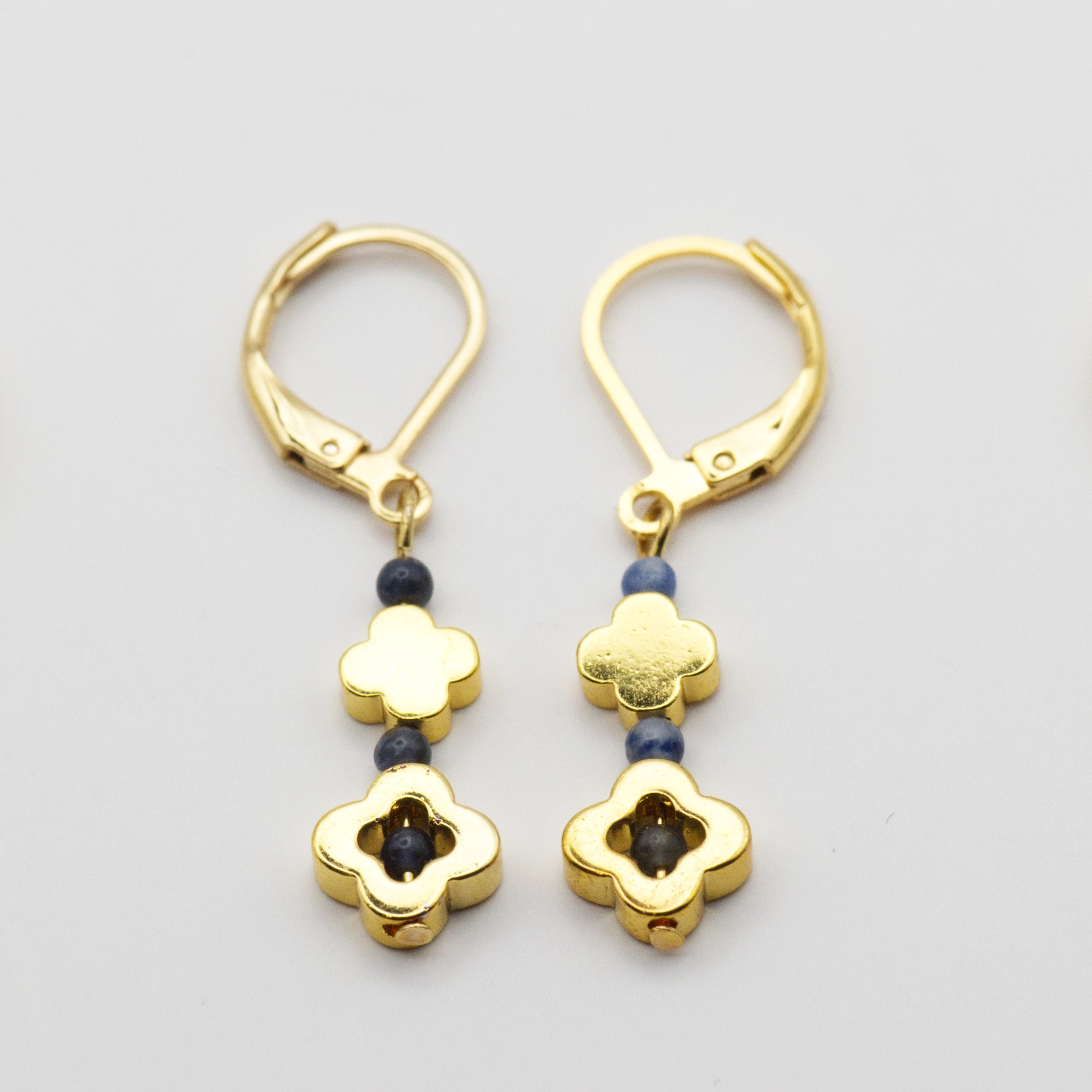 Moroccan - Kolczyki z Hematytem i Sodalitem 1 kolczyki z hematytem w kształcie marokańskiej koniczyny z sodalitem