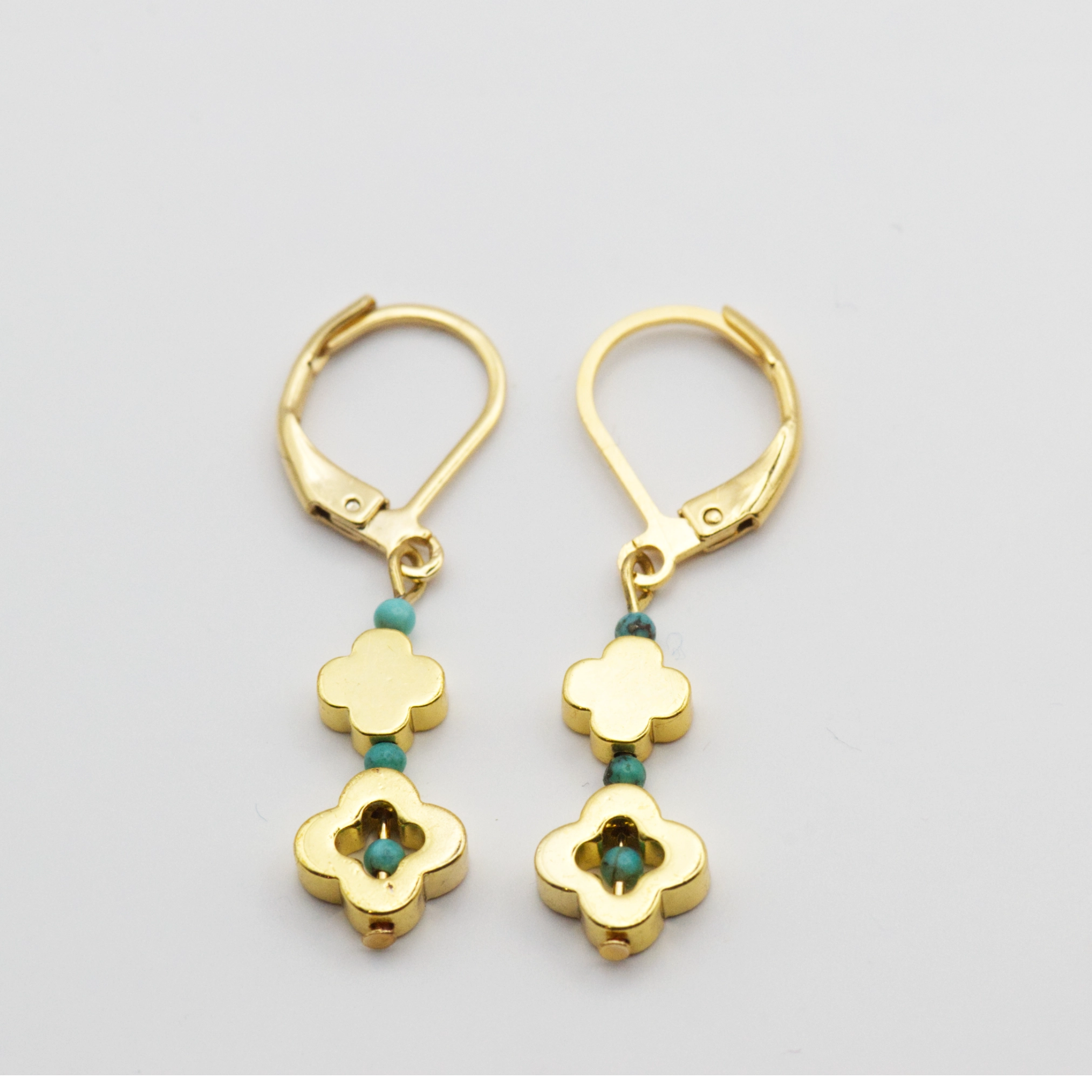 Moroccan - Kolczyki z Hematytem i Turkusem 3 kolczyki z hematytem w kształcie marokańskiej koniczyny z magnezytem turkusowym