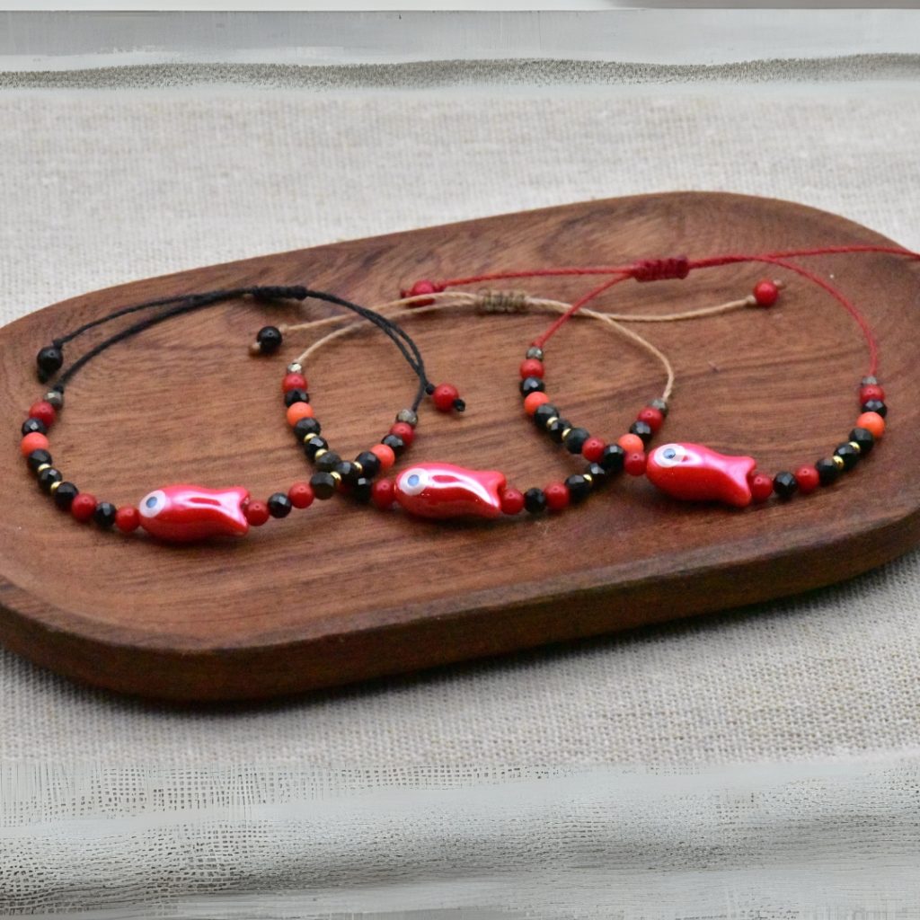 bransoletka kyoto z ceramiczną rybką z koralem i czarnym agatem