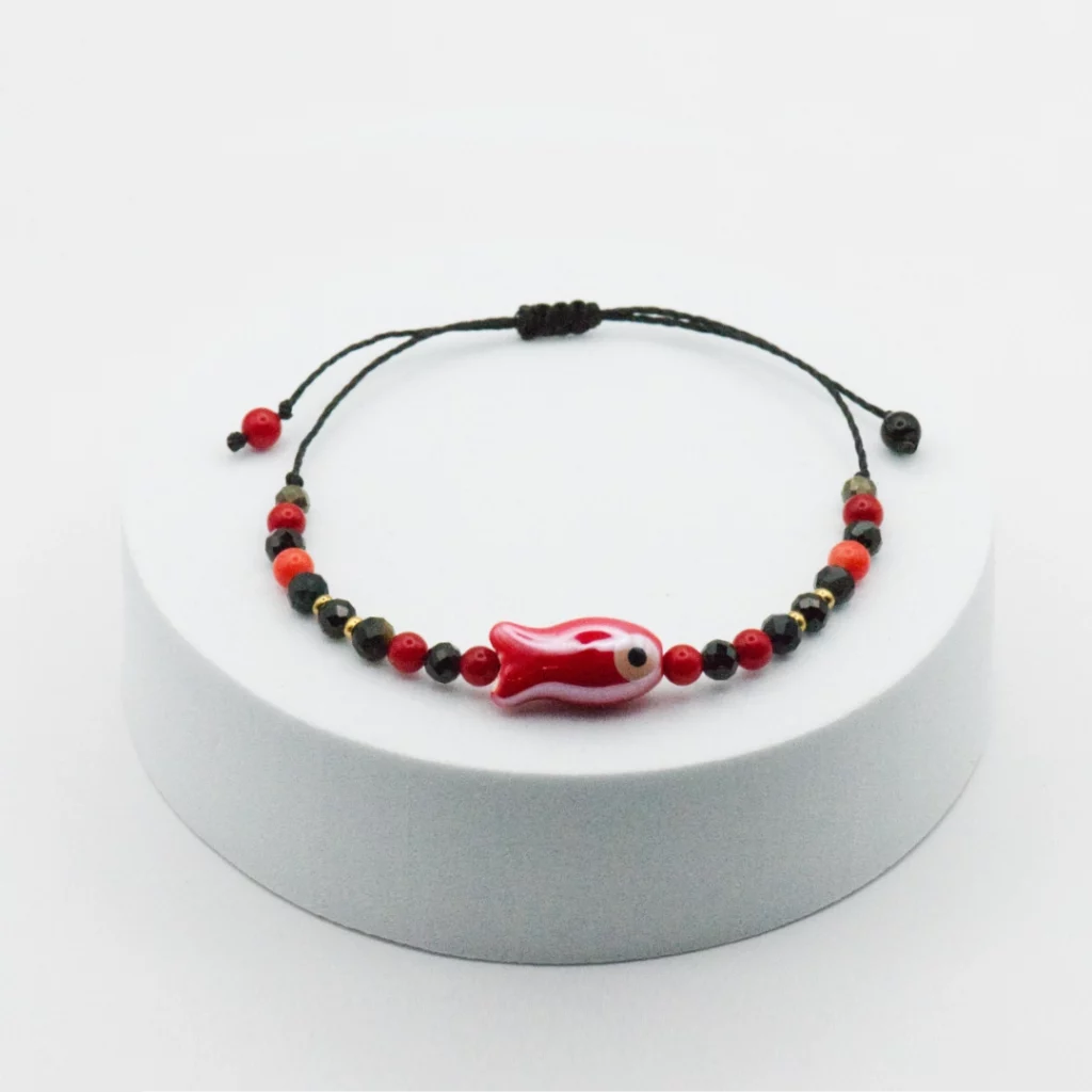 bransoletka kyoto z ceramiczną rybką z koralem i czarnym agatem