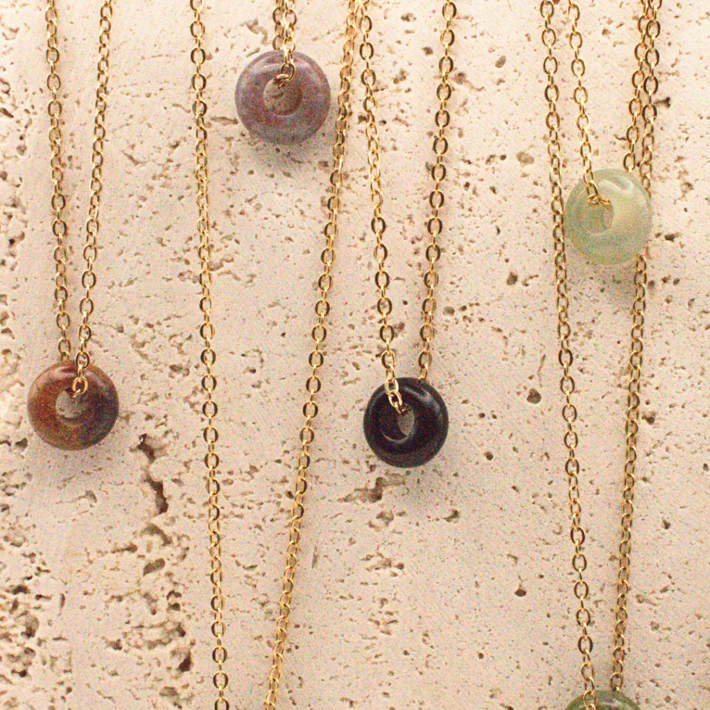 łańcuszek ze stali chirurgicznej z kamieniem naturalnym w kształcie oponki z agatem indyjskim