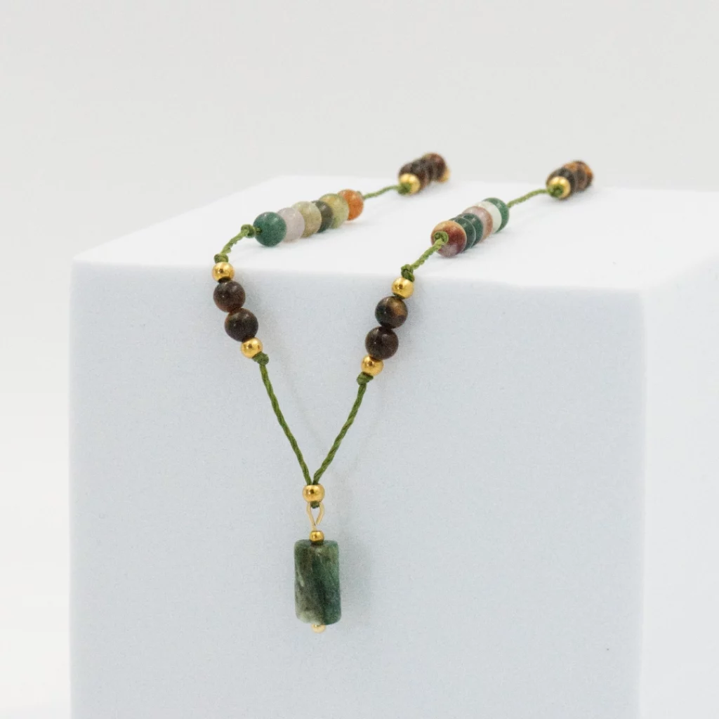 naszyjnik z kolekcji naturals o nazwie forest z zielonym lepidolitem