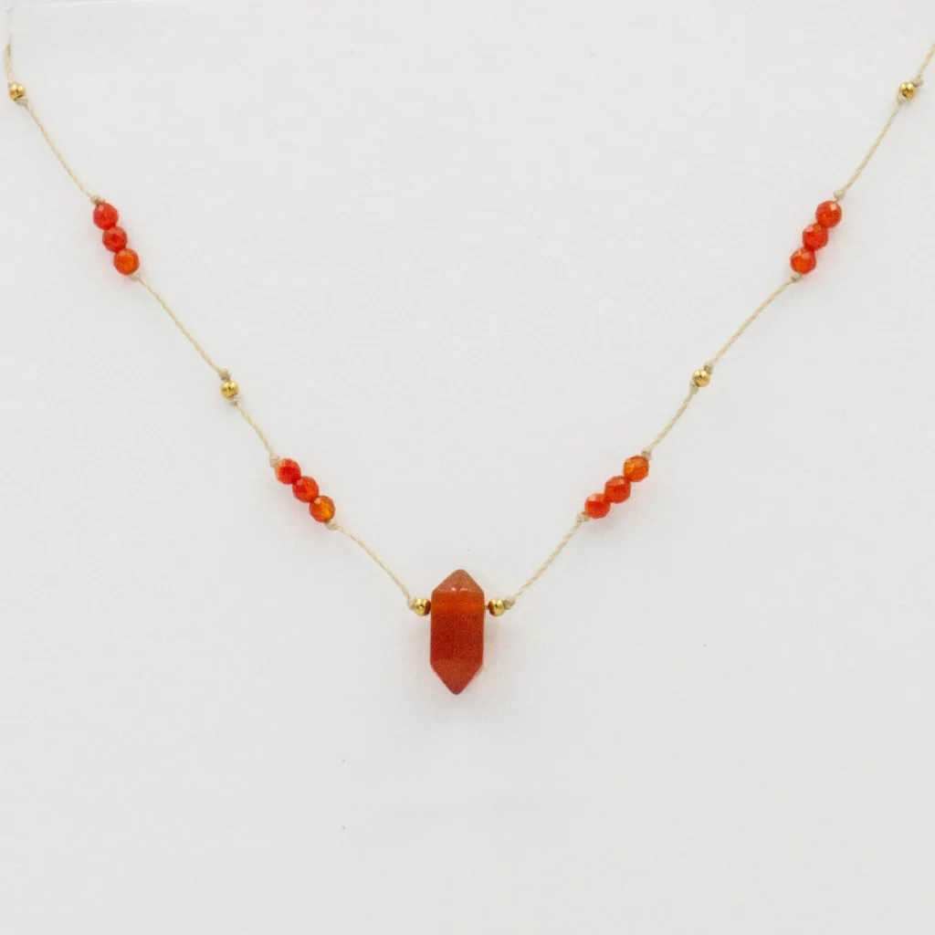 naszyjnik z karneolem w kształcie grotu na sznurku