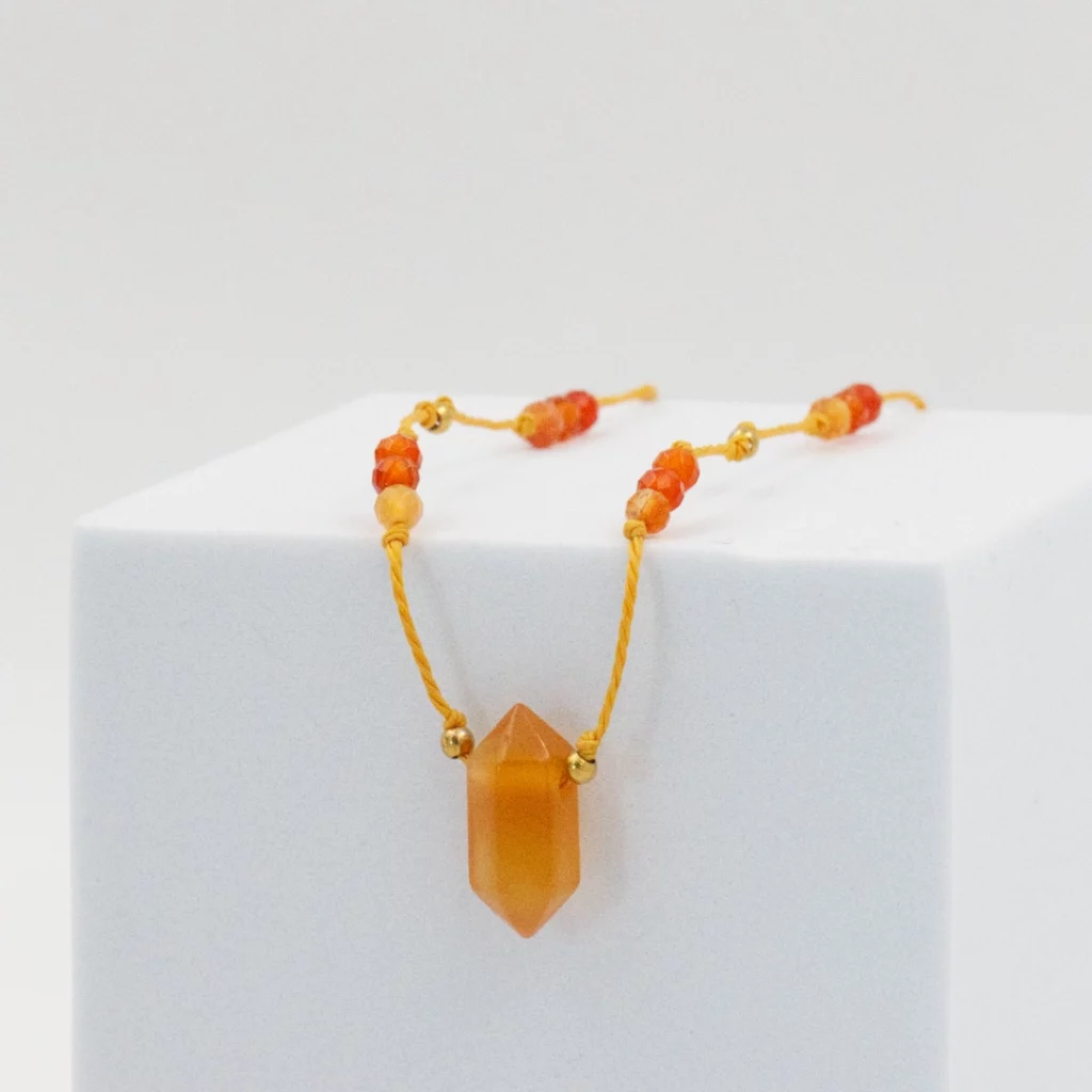 naszyjnik z karneolem w kształcie grotu na żółtym sznurku