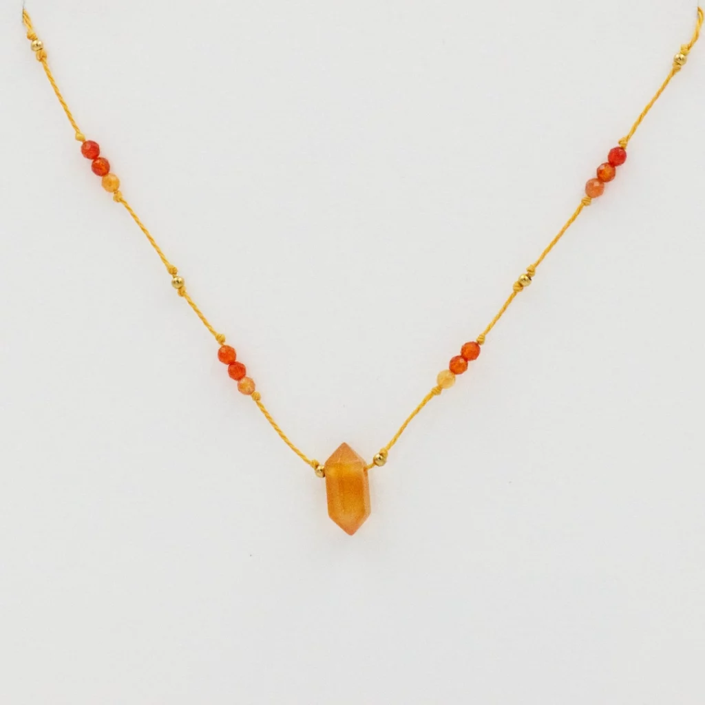 naszyjnik z karneolem w kształcie grotu na żółtym sznurku