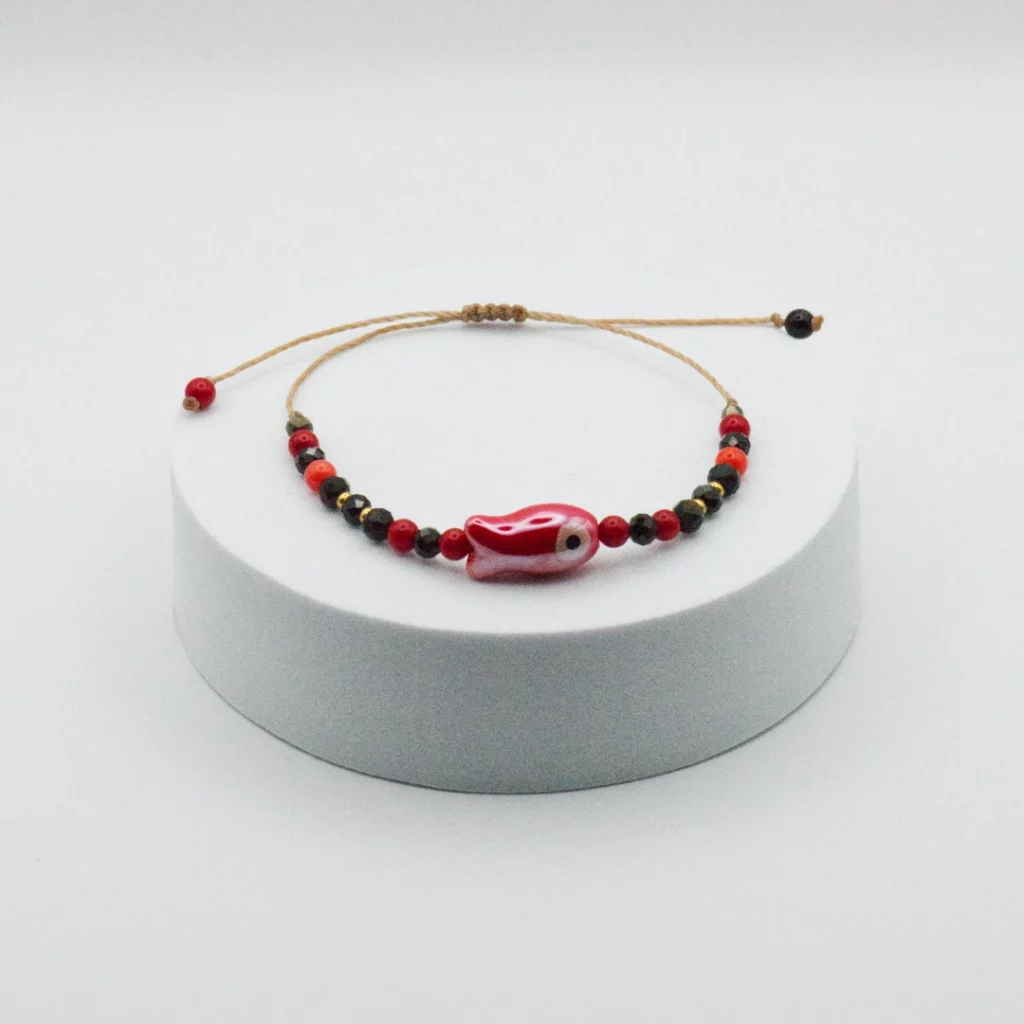 bransoletka kyoto z ceramiczną rybką z koralem i czarnym agatem