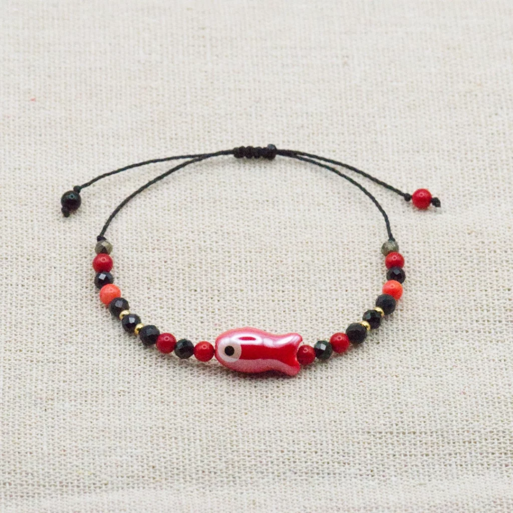 bransoletka kyoto z ceramiczną rybką z koralem i czarnym agatem