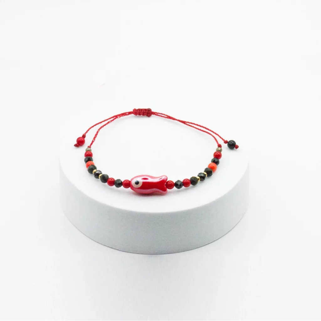 bransoletka kyoto z ceramiczną rybką z koralem i czarnym agatem