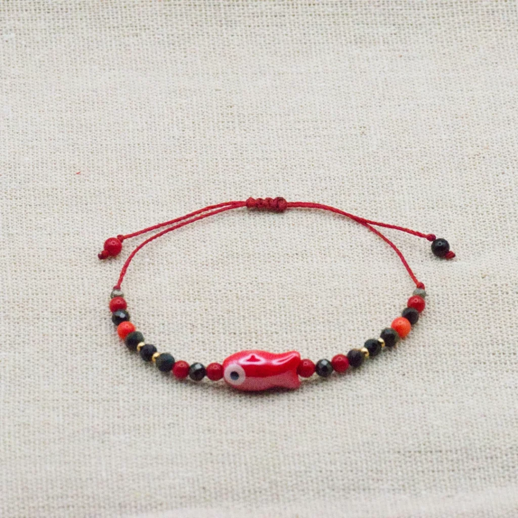 bransoletka kyoto z ceramiczną rybką z koralem i czarnym agatem