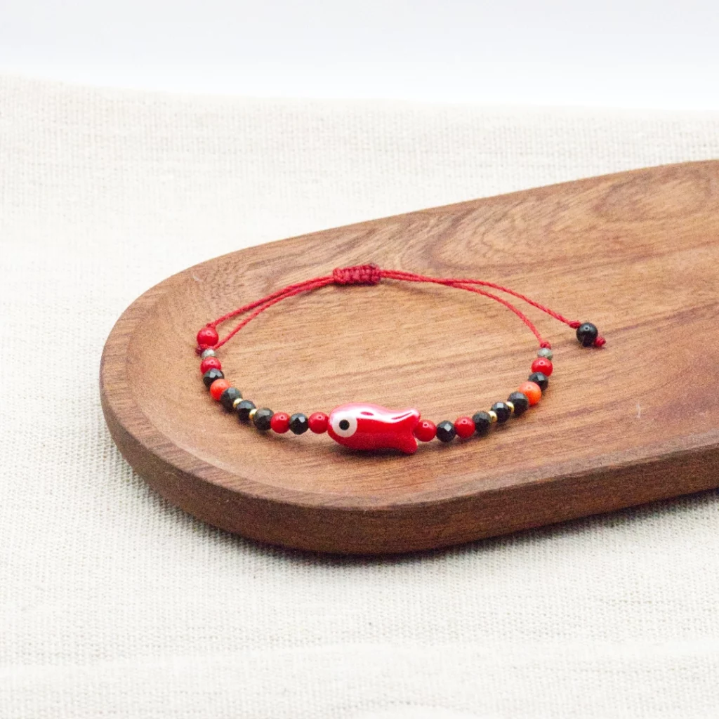 bransoletka kyoto z ceramiczną rybką z koralem i czarnym agatem