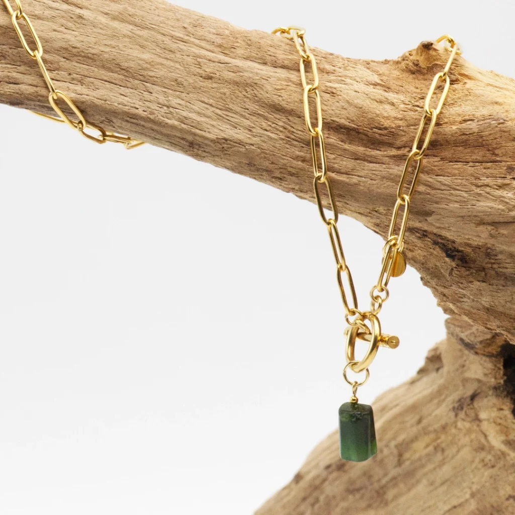 naszyjnik z nefrytem na łańcuszku ze stali chirurgicznej