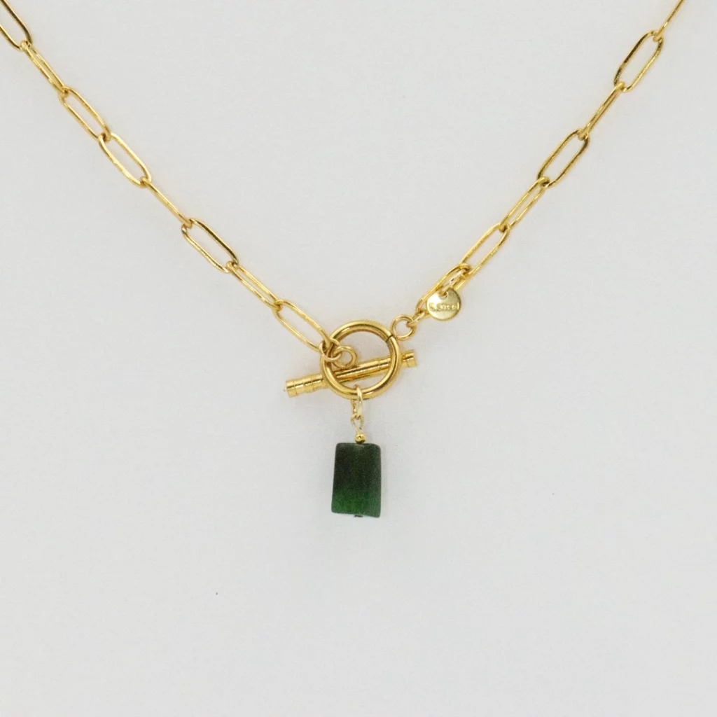 naszyjnik z nefrytem na łańcuszku ze stali chirurgicznej