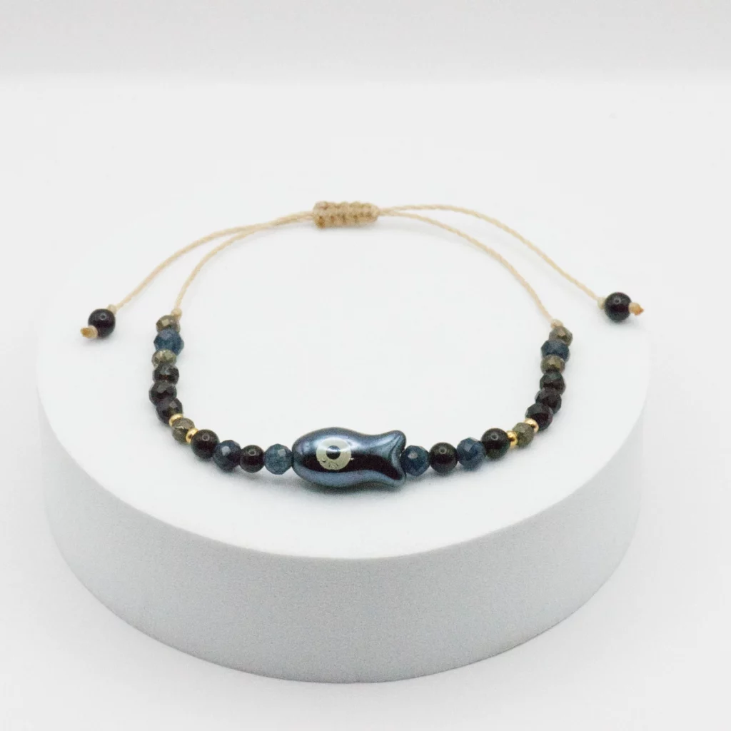 bransoletka z kolekcji kyoto z czarnym agatem onyksem szafirem i rybką z ceramiki