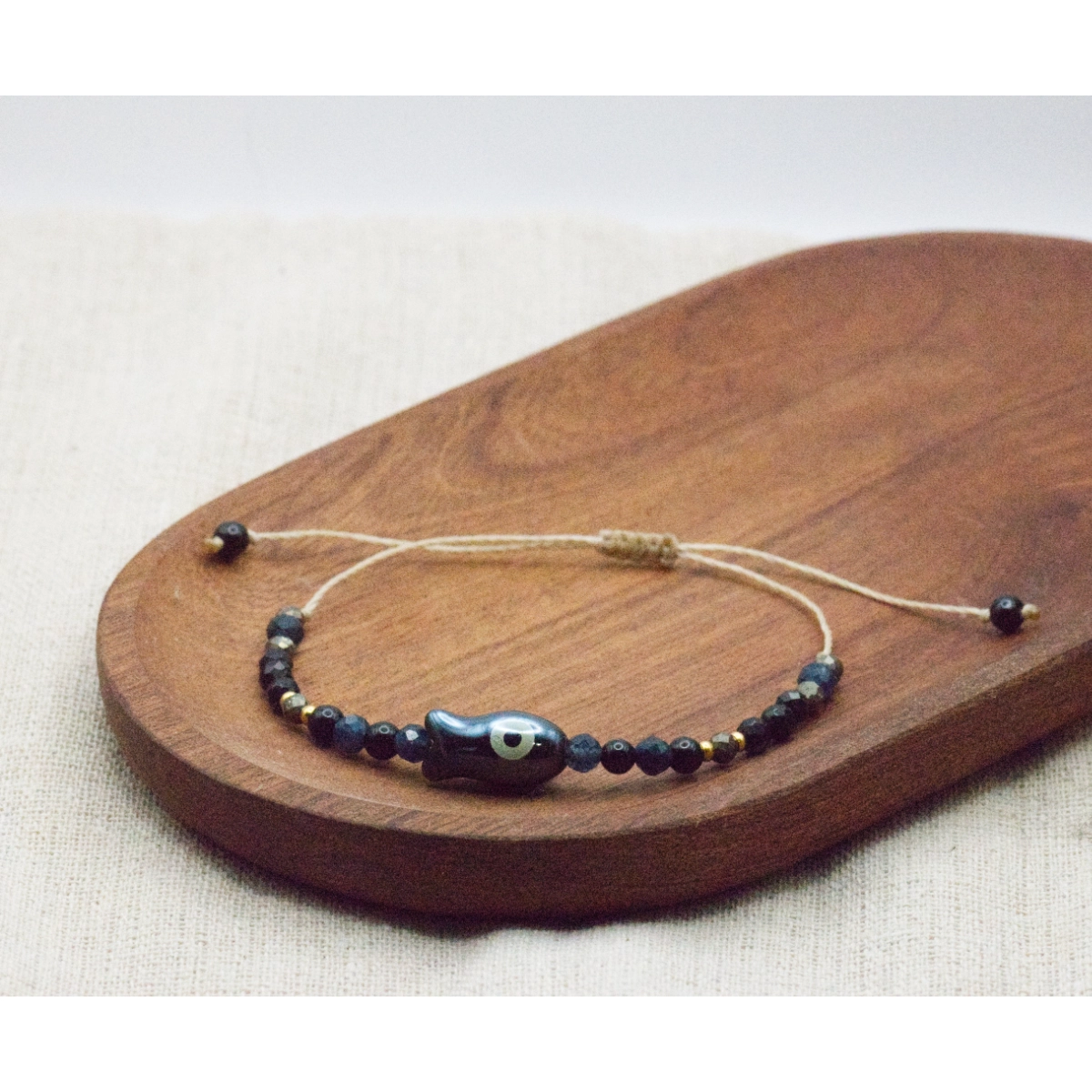 Bransoletka Kyoto Blue Beige 1 bransoletka z kolekcji kyoto z czarnym agatem onyksem szafirem i rybką z ceramiki