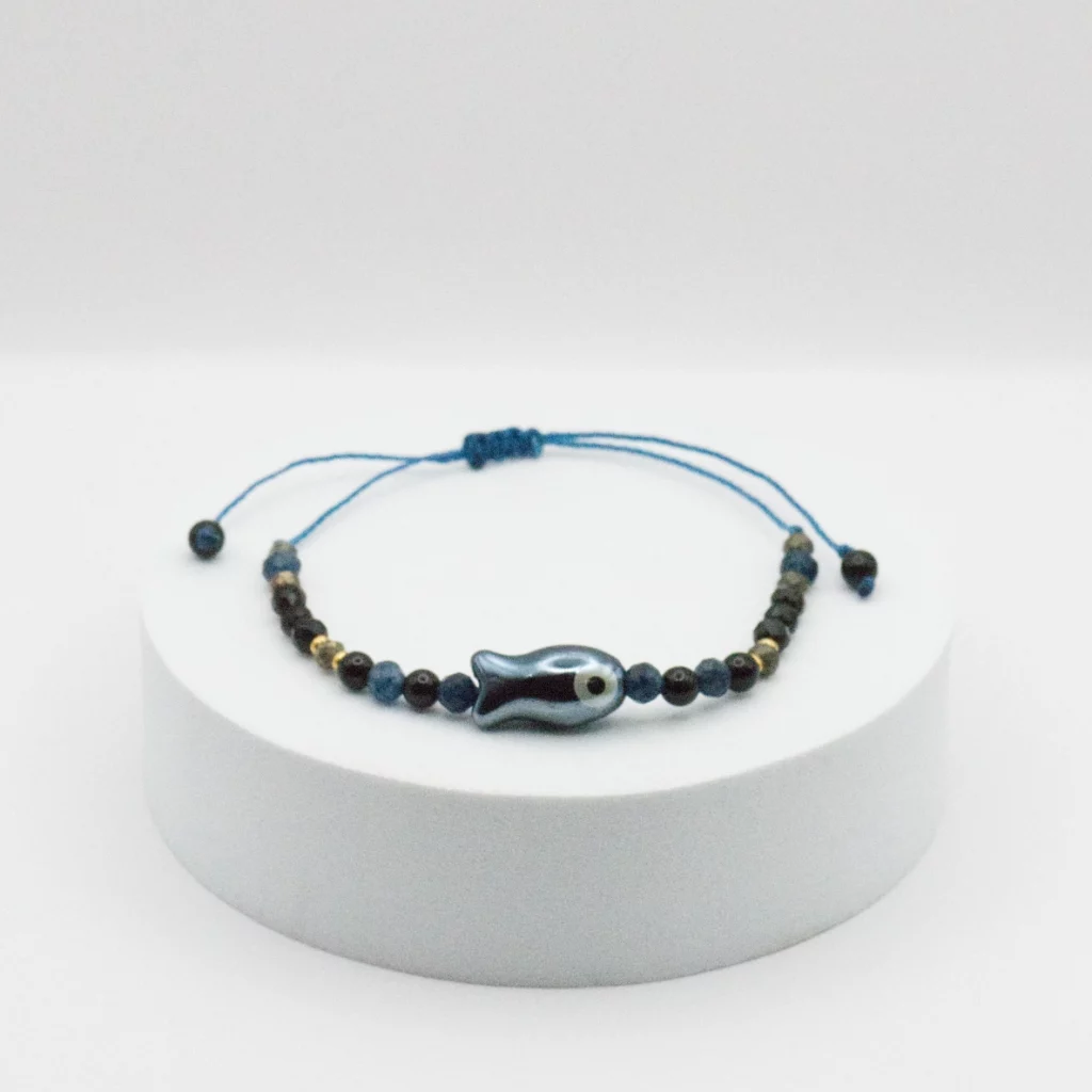 bransoletka z kolekcji kyoto z czarnym agatem onyksem szafirem i rybką z ceramiki na niebieskim sznurku