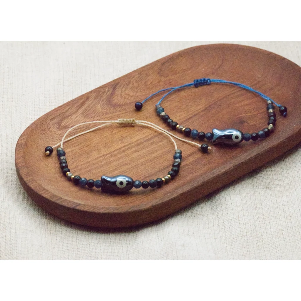 bransoletka z kolekcji kyoto z czarnym agatem onyksem szafirem i rybką z ceramiki