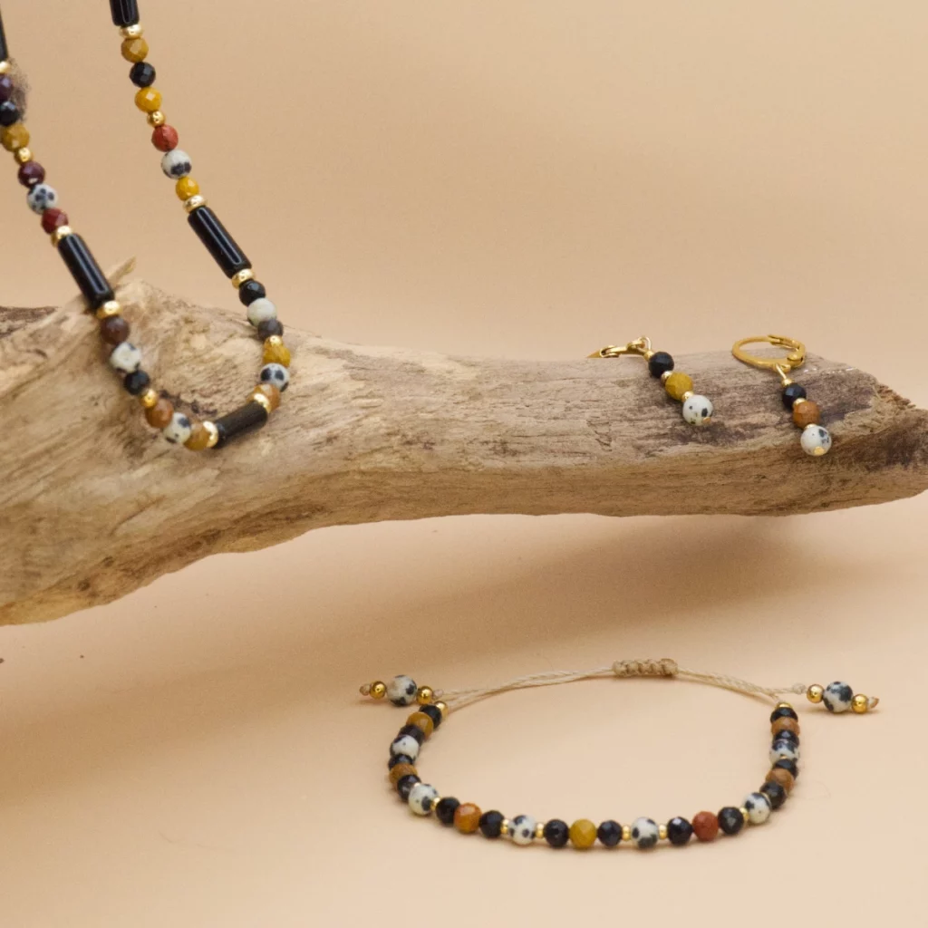 biżuteria z kolekcji Africa z jaspisu dalmatyńskiego mokaitu agatu i onyksu