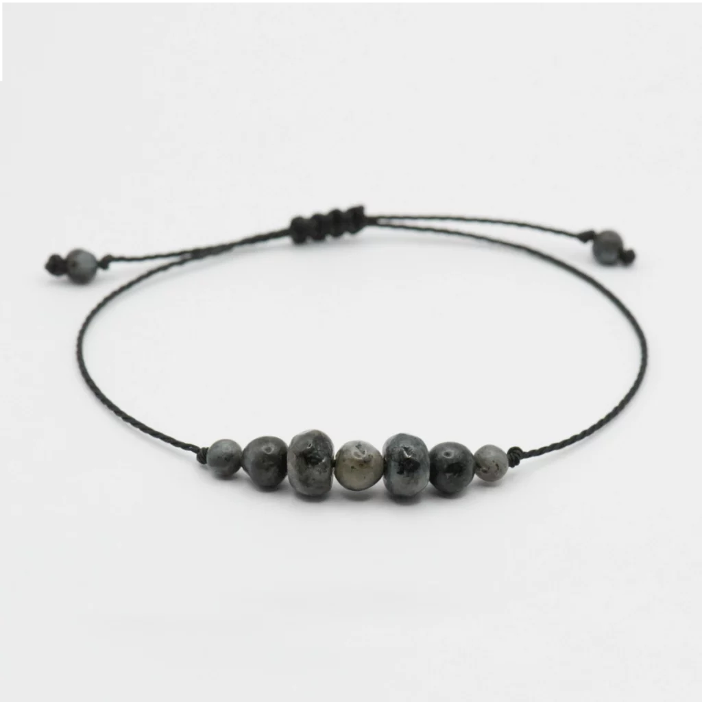 bransoletka na czarnym sznurku z larvikitem