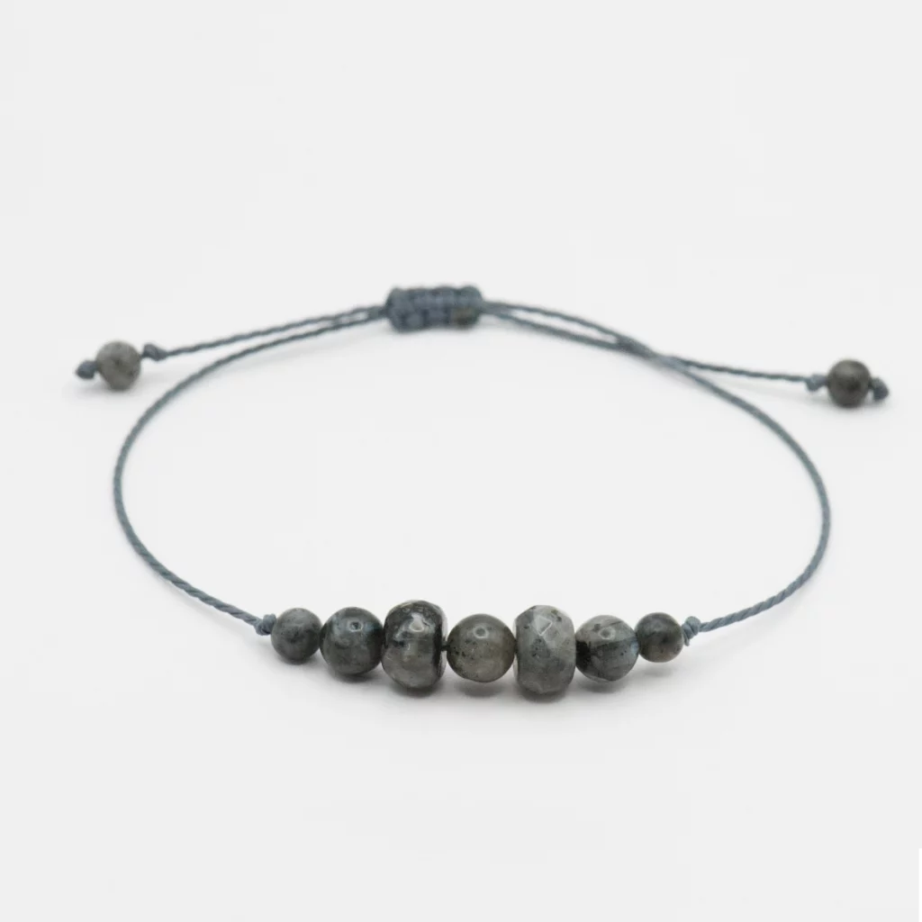 minimalistyczna bransoletka na szarym sznurku z larvikitem