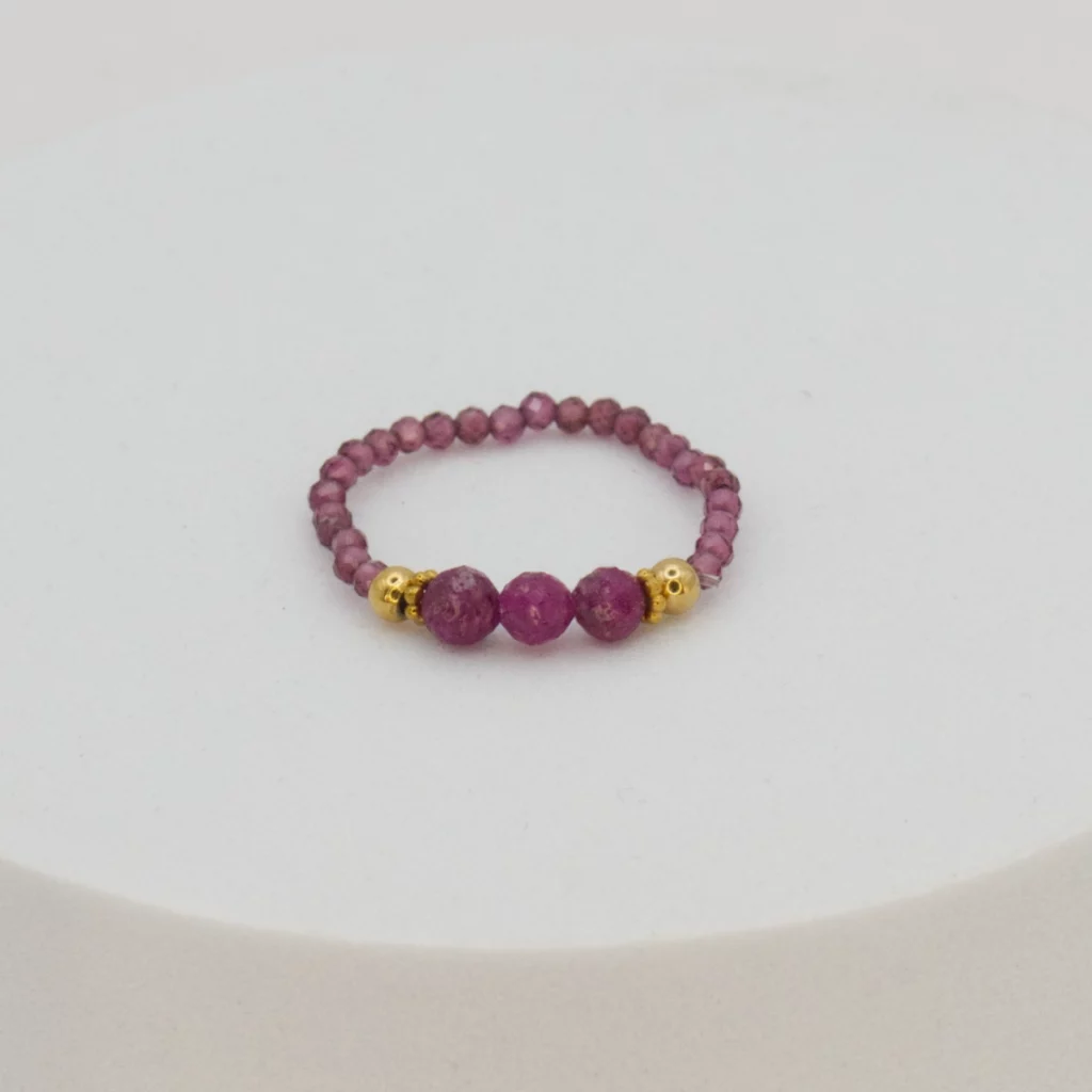 pirścionek z rubinem i granatami na żyłce