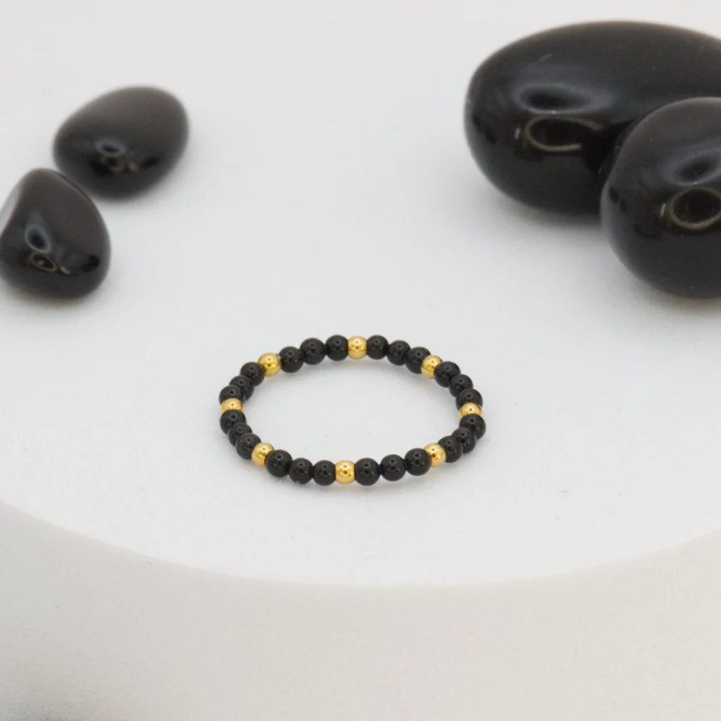 pierścionek z onyksu na żyłce