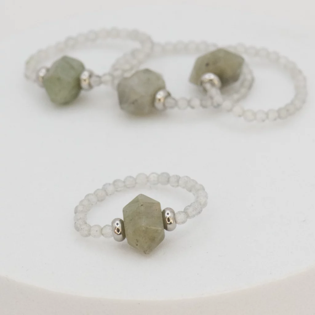 pierścionki na żyłce z labradorytem