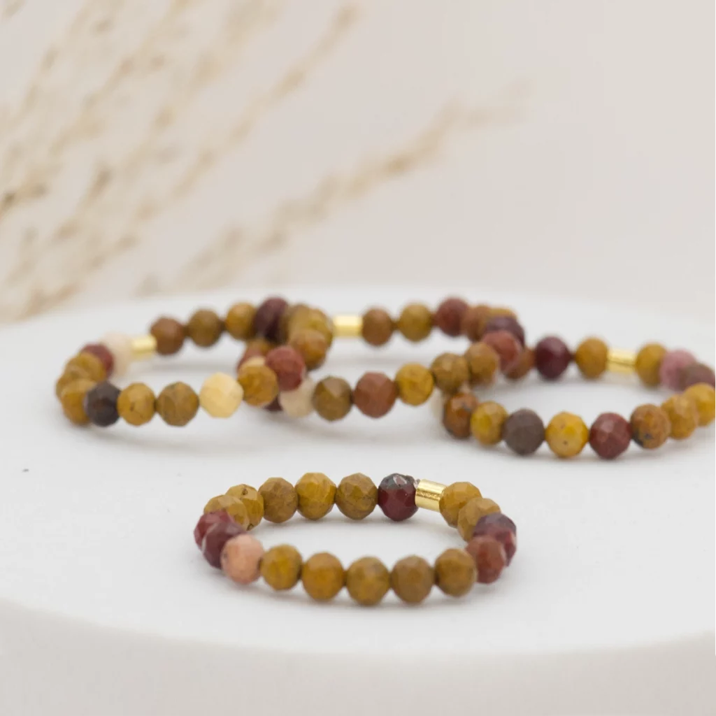 pierścionki na żyłce z mokaitu